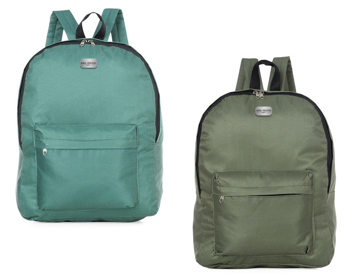 Mochila de nylon, possui um grande compartimento superior e bolso frontal. Alça superior de nylon e alças ajustáveis para as costas.