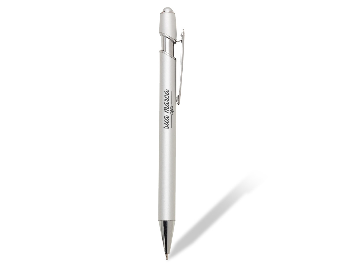 Caneta metal com ponteira touch. Corpo com pintura prata fosco, acionador com borracha touch e clip metálico com detalhe brilhante. Aciona por clique.
