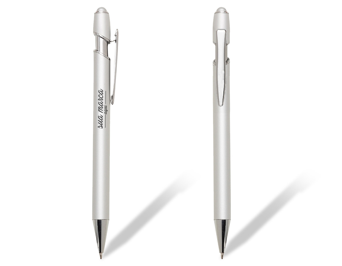 Caneta metal com ponteira touch. Corpo com pintura prata fosco, acionador com borracha touch e clip metálico com detalhe brilhante. Aciona por clique.