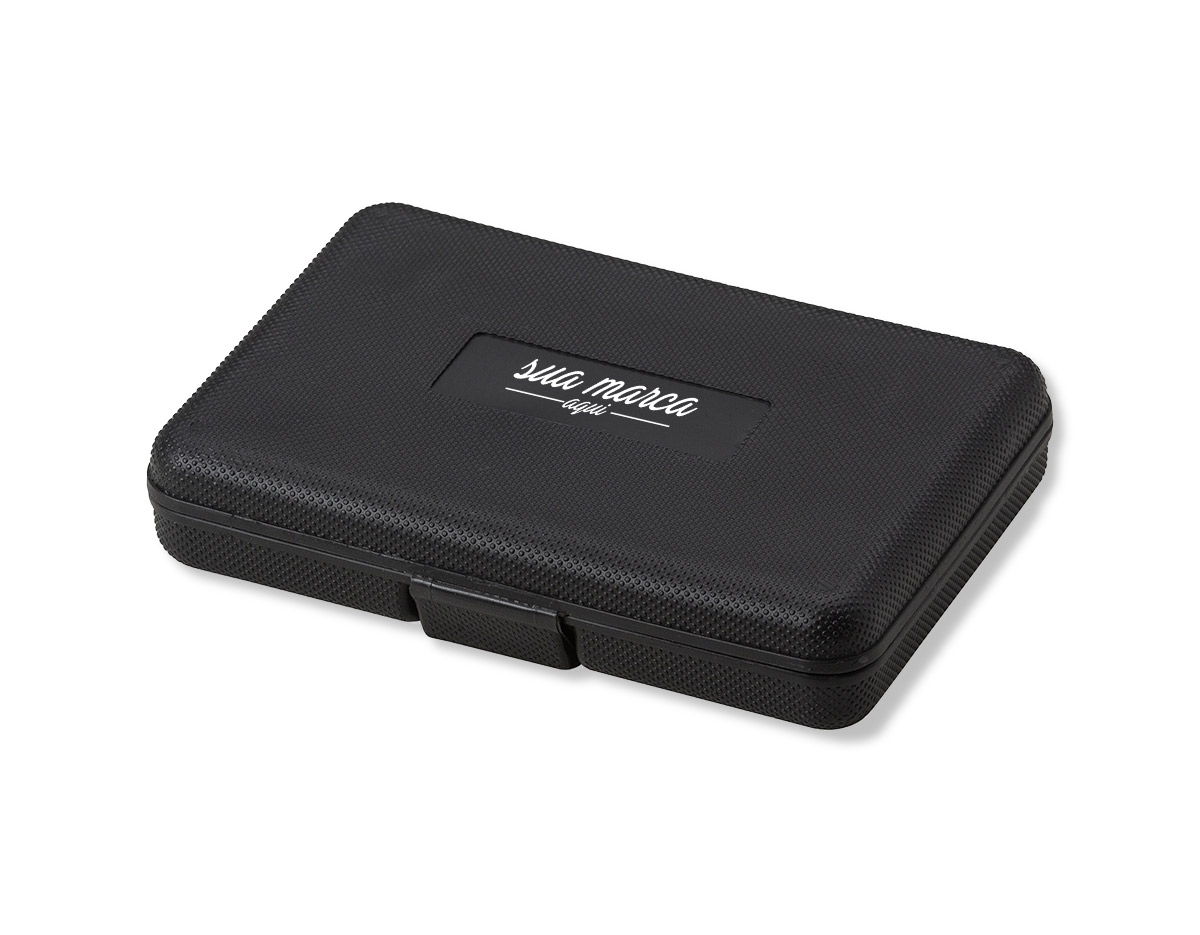 Kit ferramenta 11 peças em estojo plástico. Maleta plástica com detalhe retangular no centro frontal e verso com o detalhe na lateral inferior, possui texturização no estojo e uma trava superior. Acompanha: conjunto de 5 chaves Allen, fita métrica de 1 metro, chave teste, estilete, chave dupla(Phillips e Fenda), alicate e cabo plástico para encaixe da chave dupla.