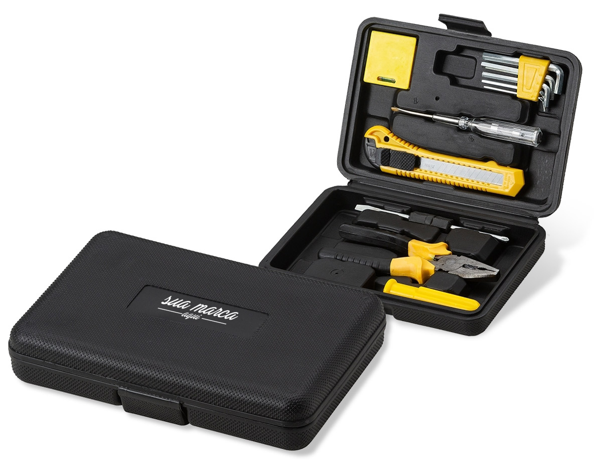 Kit ferramenta 11 peças em estojo plástico. Maleta plástica com detalhe retangular no centro frontal e verso com o detalhe na lateral inferior, possui texturização no estojo e uma trava superior. Acompanha: conjunto de 5 chaves Allen, fita métrica de 1 metro, chave teste, estilete, chave dupla(Phillips e Fenda), alicate e cabo plástico para encaixe da chave dupla.
