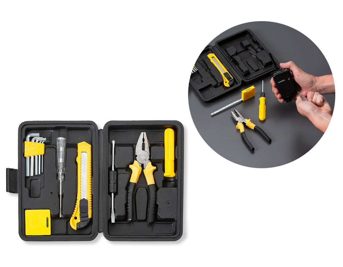 Kit ferramenta 11 peças em estojo plástico. Maleta plástica com detalhe retangular no centro frontal e verso com o detalhe na lateral inferior, possui texturização no estojo e uma trava superior. Acompanha: conjunto de 5 chaves Allen, fita métrica de 1 metro, chave teste, estilete, chave dupla(Phillips e Fenda), alicate e cabo plástico para encaixe da chave dupla.