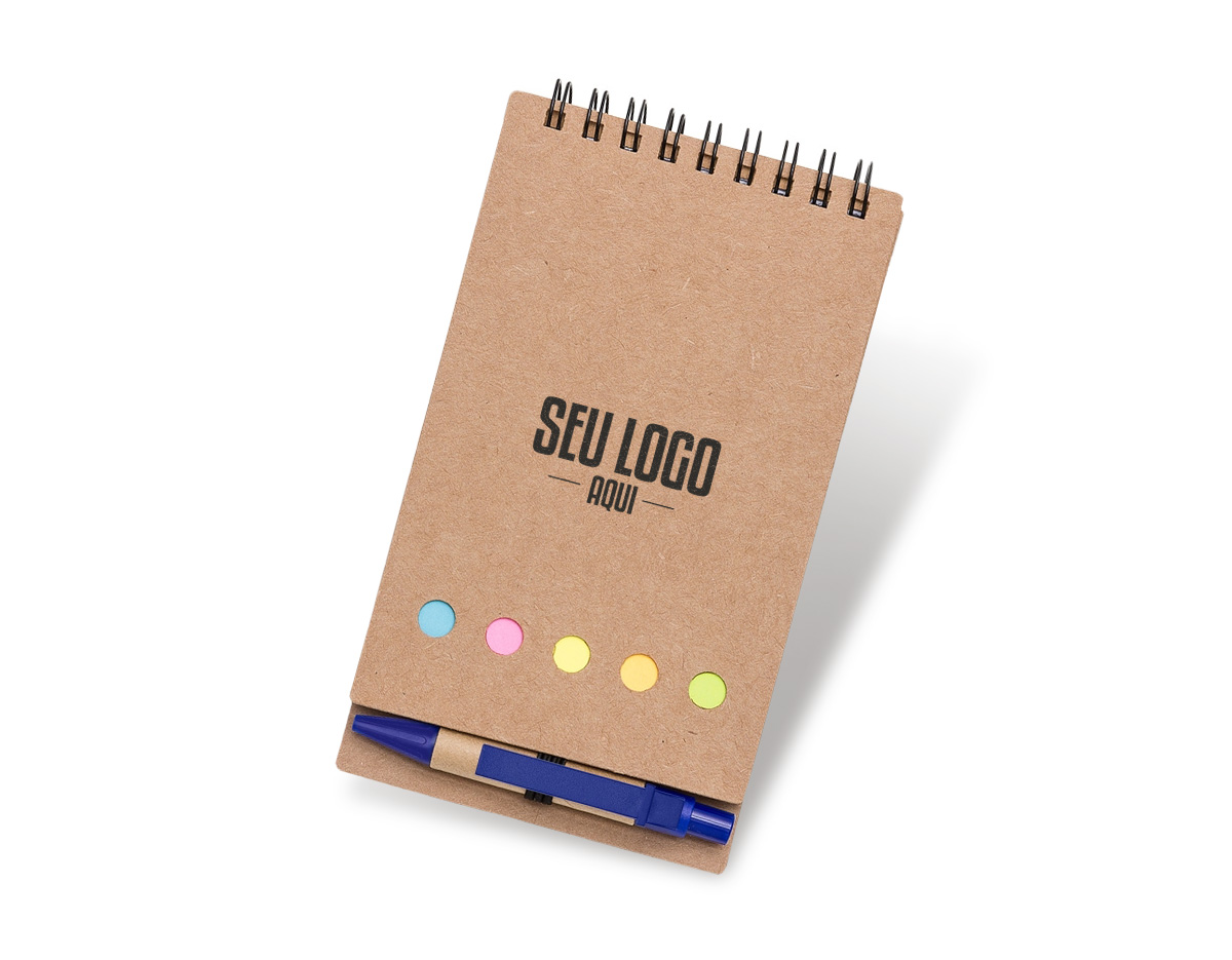 Bloco de anotações kraft com wire-o. Contém cinco blocos coloridos autoadesivos com aproximadamente 25 folhas, bloco amarelo autoadesivo com aproximadamente 25 folhas e bloco de folhas brancas pautadas com aproximadamente 70 folhas. Acompanha mini caneta de papelão com acabamentos plásticos e acionamento por clique.