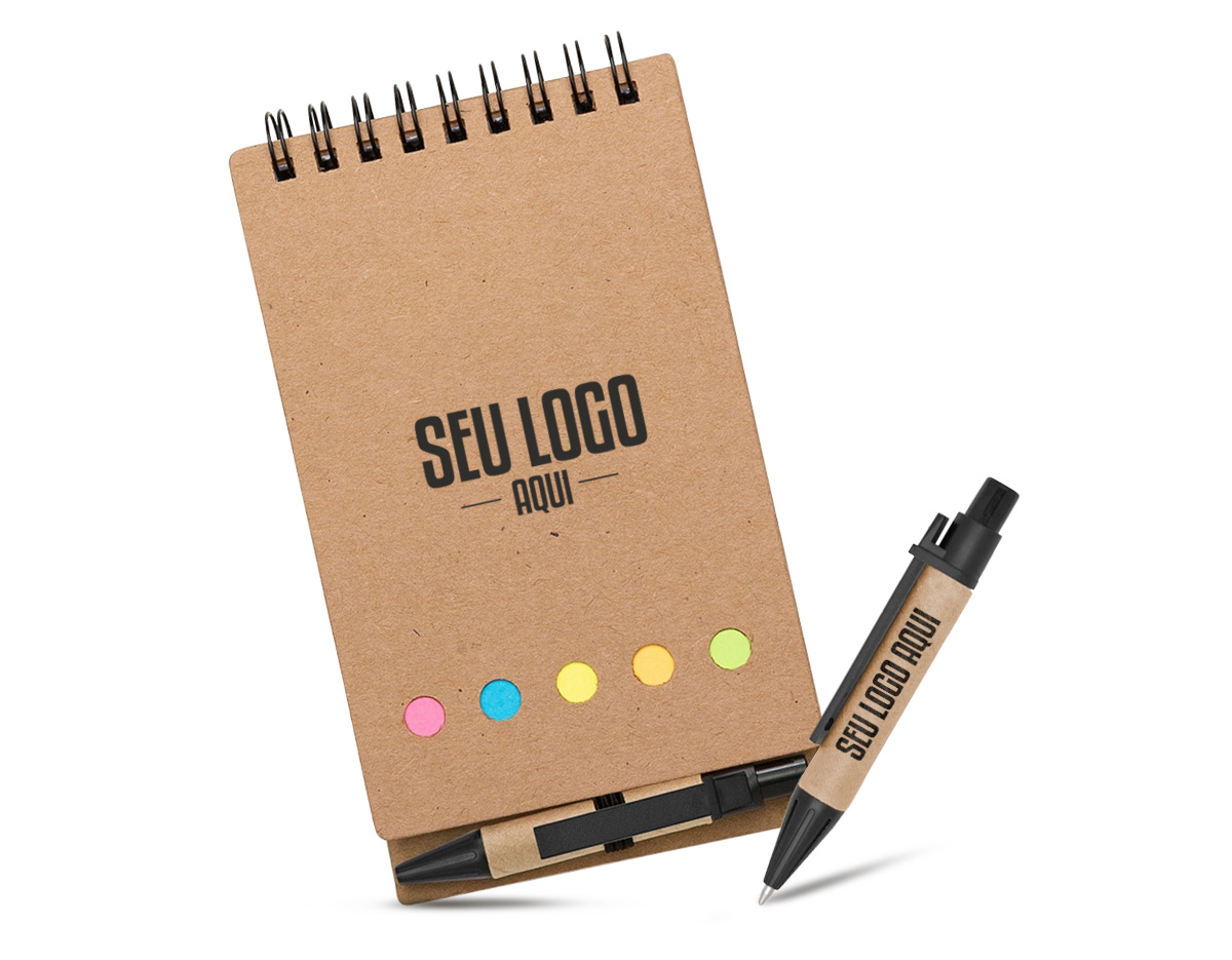Bloco de anotações kraft com wire-o. Contém cinco blocos coloridos autoadesivos com aproximadamente 25 folhas, bloco amarelo autoadesivo com aproximadamente 25 folhas e bloco de folhas brancas pautadas com aproximadamente 70 folhas. Acompanha mini caneta de papelão com acabamentos plásticos e acionamento por clique.