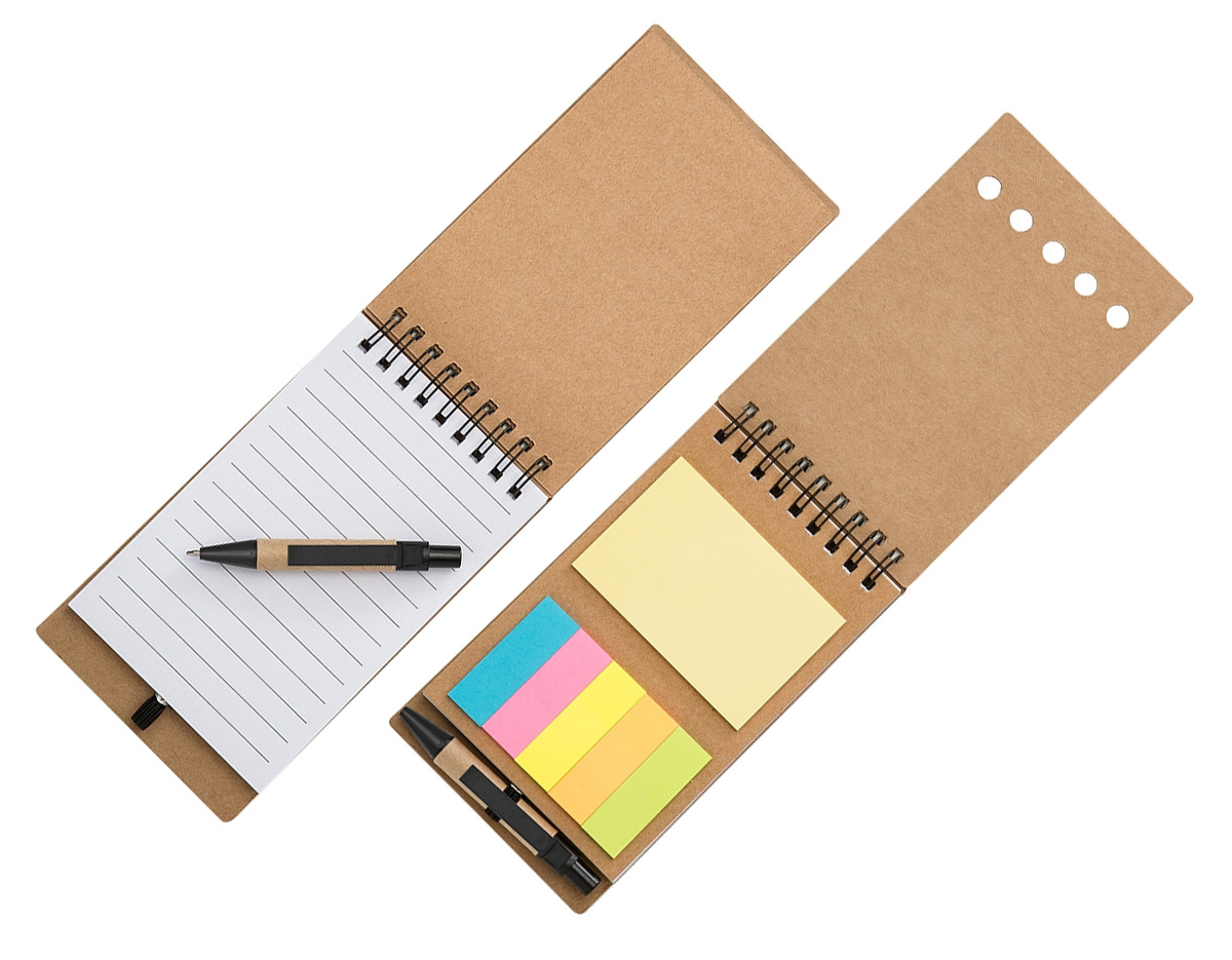 Bloco de anotações kraft com wire-o. Contém cinco blocos coloridos autoadesivos com aproximadamente 25 folhas, bloco amarelo autoadesivo com aproximadamente 25 folhas e bloco de folhas brancas pautadas com aproximadamente 70 folhas. Acompanha mini caneta de papelão com acabamentos plásticos e acionamento por clique.
