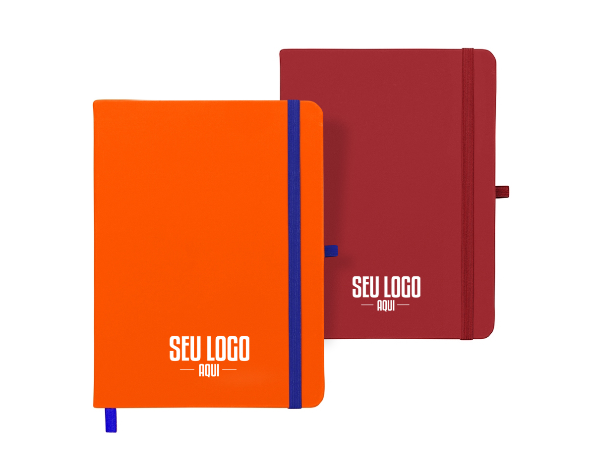 Caderneta tipo moleskine emborrachado com porta caneta em nylon, marcador de página em cetim e fita elástica para lacre. Contém aproximadamente 80 folhas pardas com pauta.