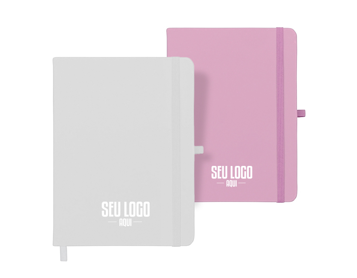 Caderneta tipo moleskine emborrachado com porta caneta em nylon, marcador de página em cetim e fita elástica para lacre. Contém aproximadamente 80 folhas pardas com pauta.