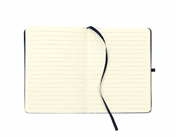 Caderneta tipo moleskine emborrachado com porta caneta em nylon, marcador de página em cetim e fita elástica para lacre. Contém aproximadamente 80 folhas pardas com pauta.