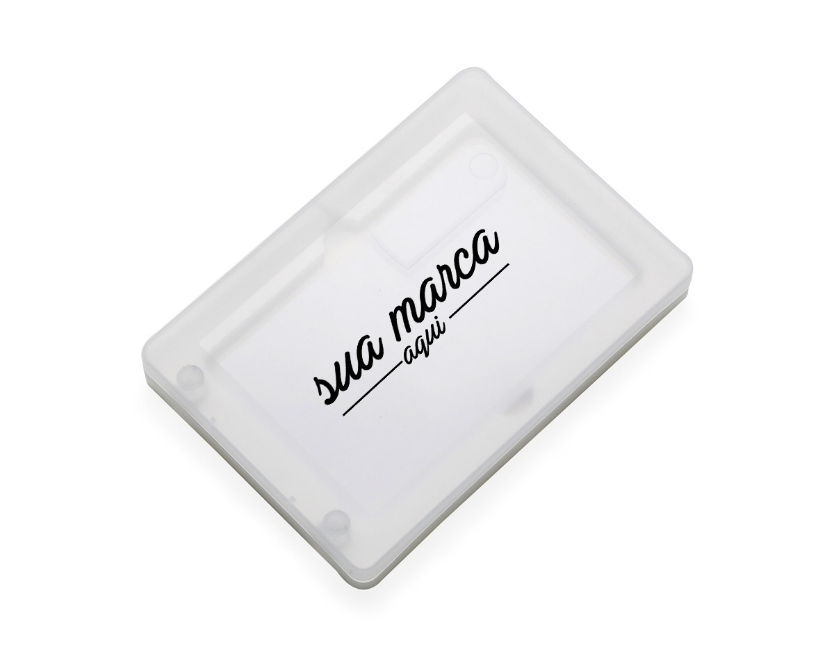 Estojo plástico para pen card transparente, parte interna revestida com espuma e fecha por encaixe.