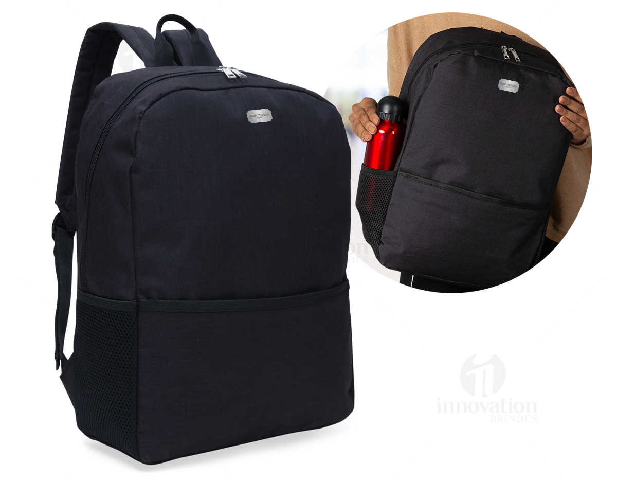Mochila nylon poliéster para notebook. Possui compartimento grande com bolso interno para notebook, bolso pequeno frontal e bolsos laterais de rede. Zíperes prata, alça superior de nylon, alças ajustáveis para as costas e parte traseira revestida de espuma para maior conforto.