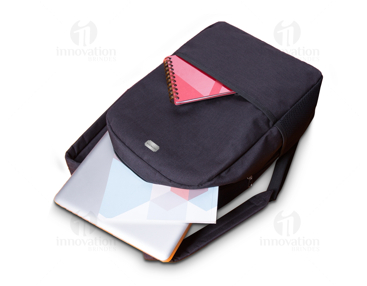 Mochila nylon poliéster para notebook. Possui compartimento grande com bolso interno para notebook, bolso pequeno frontal e bolsos laterais de rede. Zíperes prata, alça superior de nylon, alças ajustáveis para as costas e parte traseira revestida de espuma para maior conforto.