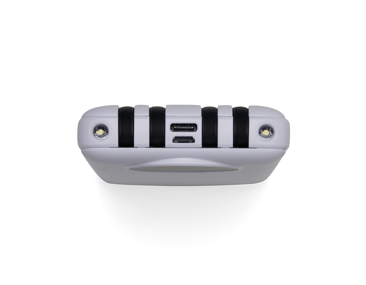 Carregador portátil de 10.000mAh com display digital indicador de bateria, contém duas lanternas de led e quatro cabos de saída acoplados, sendo: saída Lightning, saída Tipo-C, saída V8 e saída USB. O carregador possui uma porta USB dupla (entrada e saída) com carga rápida e outras duas portas de entrada: V8 e Tipo-C. Acompanha cabo USB.