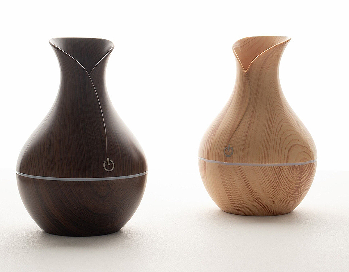 Umidificador ultrassônico com led de 7 cores com exibição alternada. Produzido em plástico estilizado em madeira, Umidificador possuí capacidade de até 130ml e funciona apenas a base de água. O produto não armazena carga, a sua utilização só pode ser feita com cabo USB. 