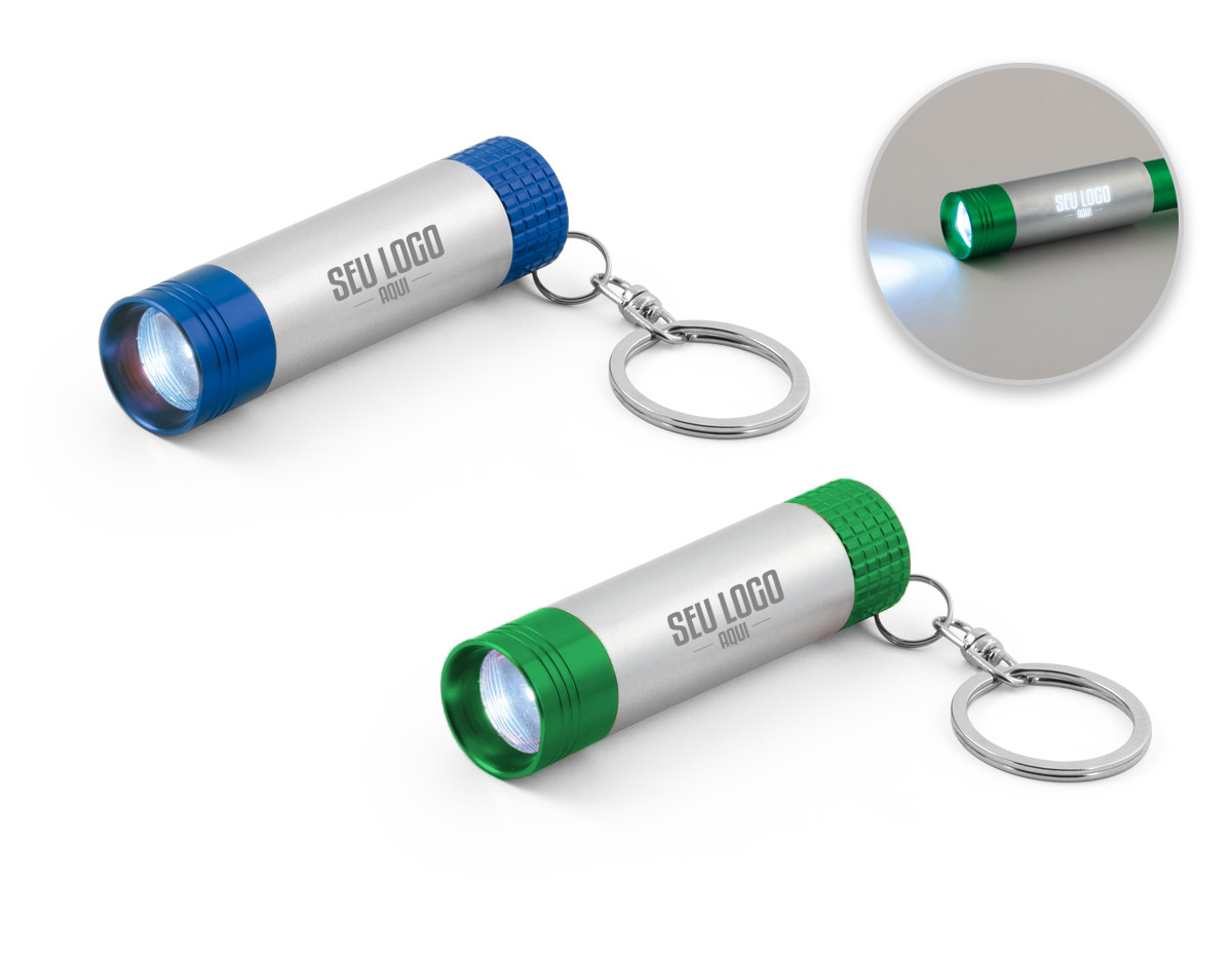 Chaveiro com lanterna integrada, produzido em alumínio e plástico, com luz LED interna. Compacto e leve, é uma solução prática para uso diário ou em ambientes com baixa iluminação.