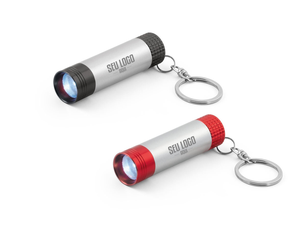 Chaveiro com lanterna integrada, produzido em alumínio e plástico, com luz LED interna. Compacto e leve, é uma solução prática para uso diário ou em ambientes com baixa iluminação.