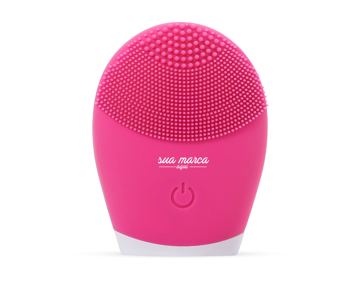 Massageador facial produzido em silicone à prova d’água, a escova possui três tamanhos de cerdas que limpam e massageiam a face. Sua parte frontal possui um botão de acionamento para alternar entre os 3 modos de intensidade.