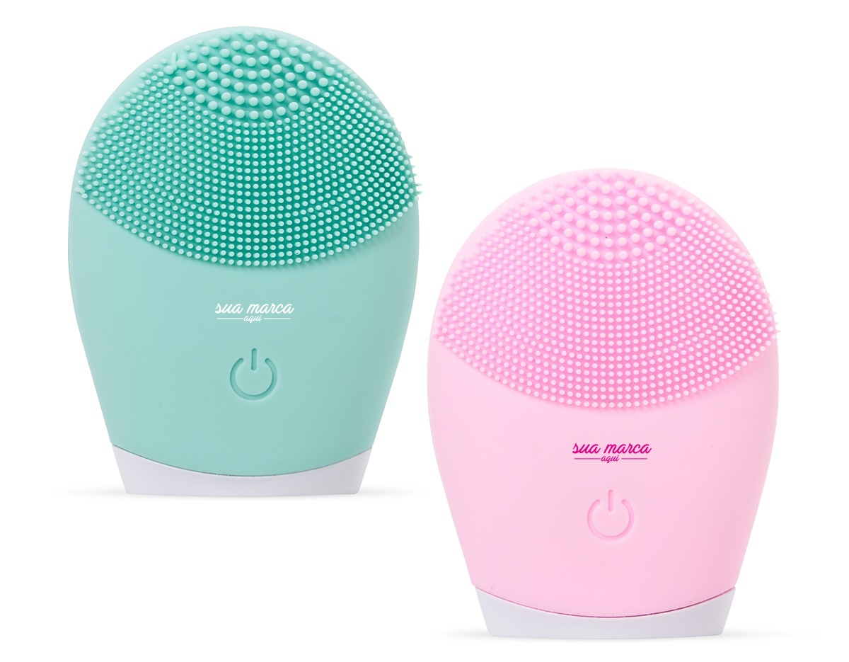 Massageador facial produzido em silicone à prova d’água, a escova possui três tamanhos de cerdas que limpam e massageiam a face. Sua parte frontal possui um botão de acionamento para alternar entre os 3 modos de intensidade.