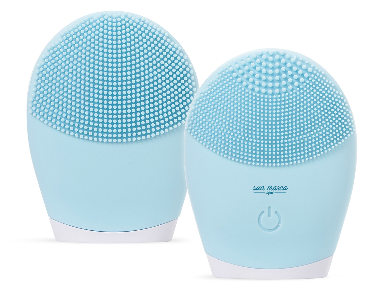 Massageador facial produzido em silicone à prova d’água, a escova possui três tamanhos de cerdas que limpam e massageiam a face. Sua parte frontal possui um botão de acionamento para alternar entre os 3 modos de intensidade.