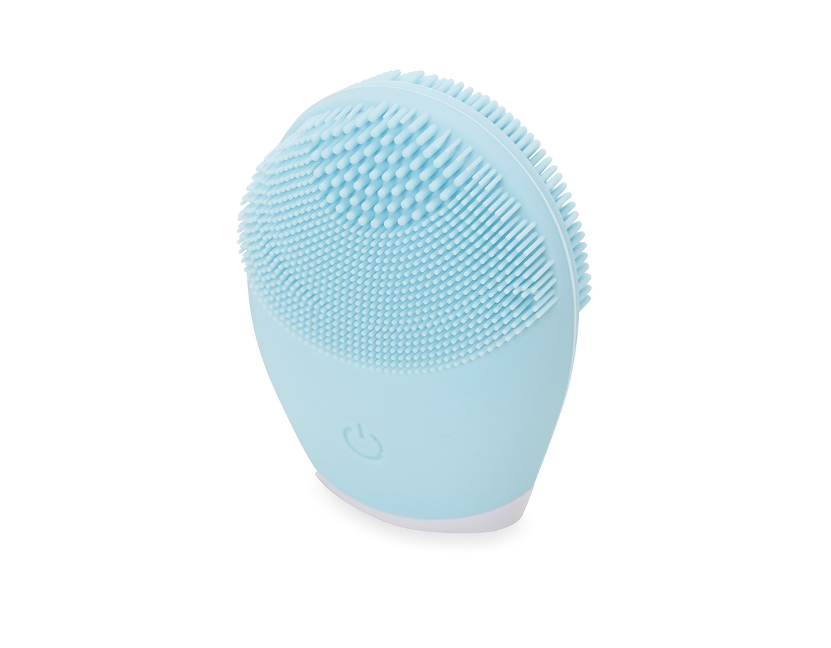 Massageador facial produzido em silicone à prova d’água, a escova possui três tamanhos de cerdas que limpam e massageiam a face. Sua parte frontal possui um botão de acionamento para alternar entre os 3 modos de intensidade.