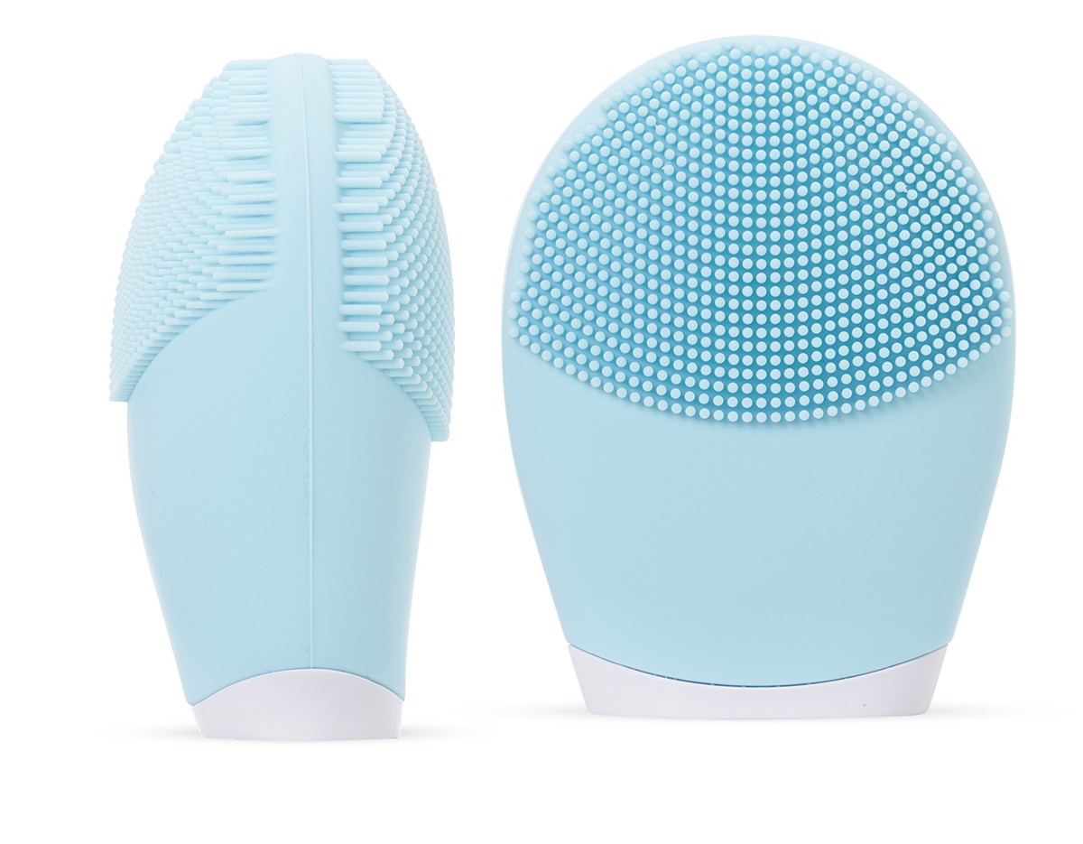 Massageador facial produzido em silicone à prova d’água, a escova possui três tamanhos de cerdas que limpam e massageiam a face. Sua parte frontal possui um botão de acionamento para alternar entre os 3 modos de intensidade.