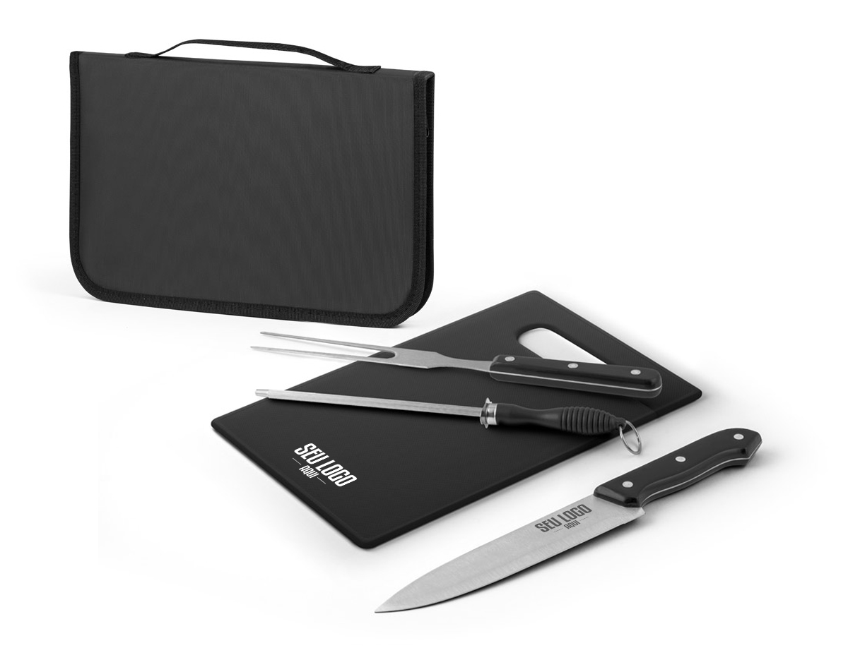 Kit churrasco em estojo de 210D com peças em aço inox e PP. Composto por tábua em PP e 3 utensílios: faca chefe, garfo e afiador