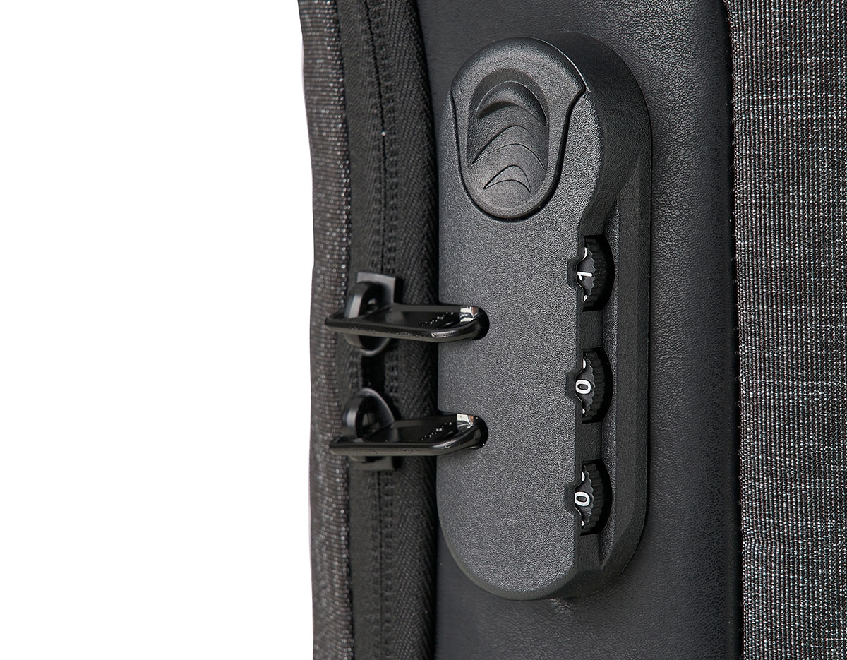 Mochila de ombro com entrada USB e Micro USB lateral. A mochila possui 3 bolsos externos, e um compartimento principal com segredo (TSA), bolso oculto na parte traseira, além de 3 divisórias internas, 
34,5x20x15