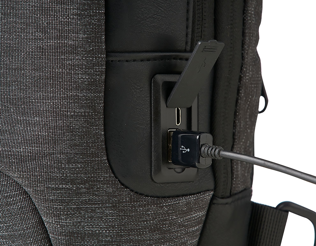 Mochila de ombro com entrada USB e Micro USB lateral. A mochila possui 3 bolsos externos, e um compartimento principal com segredo (TSA), bolso oculto na parte traseira, além de 3 divisórias internas, 
34,5x20x15