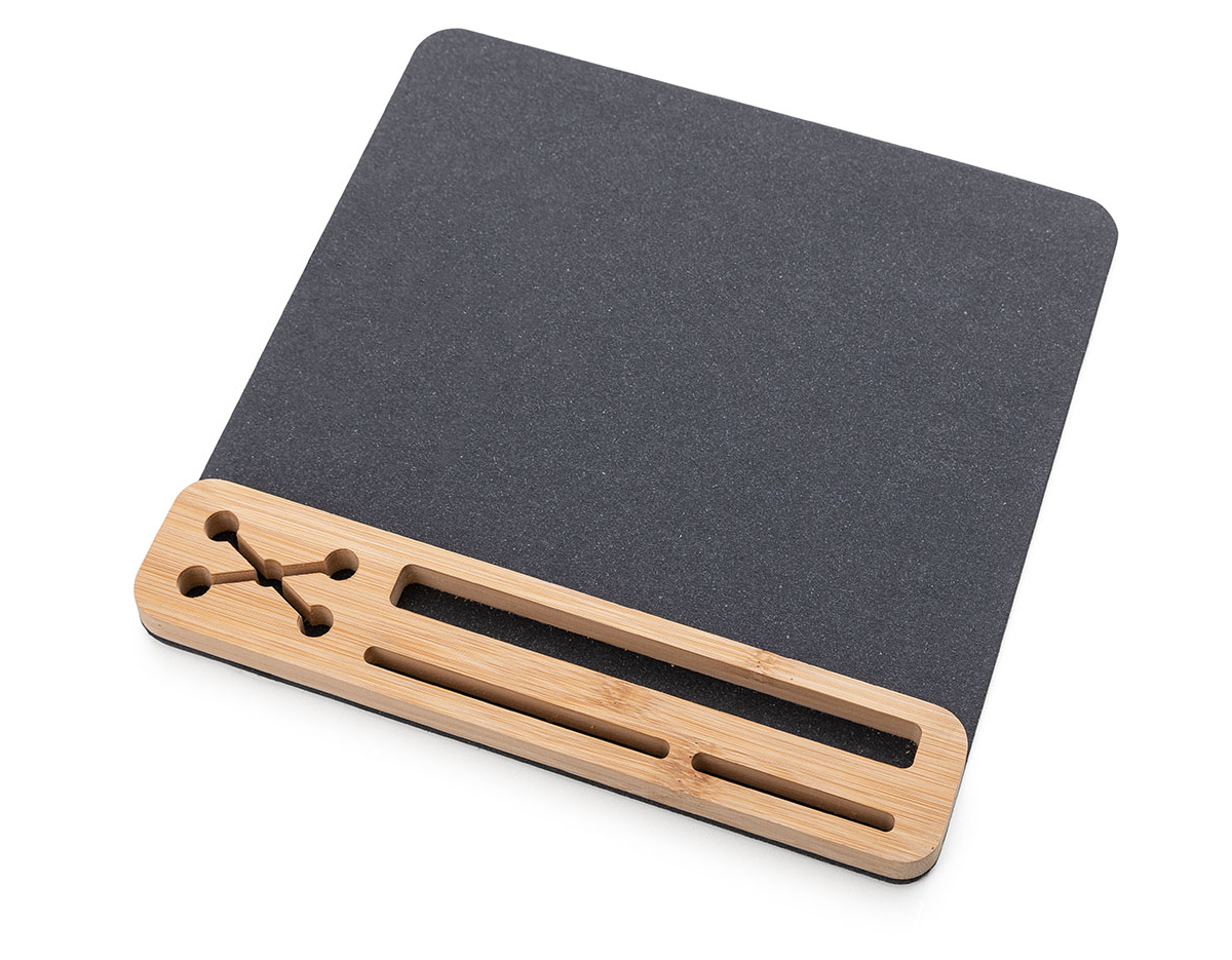 Mouse Pad em material sintético grafite e bambu, contendo:
Porta Canetas;
Porta Cartões;
Apoio para Celular.
