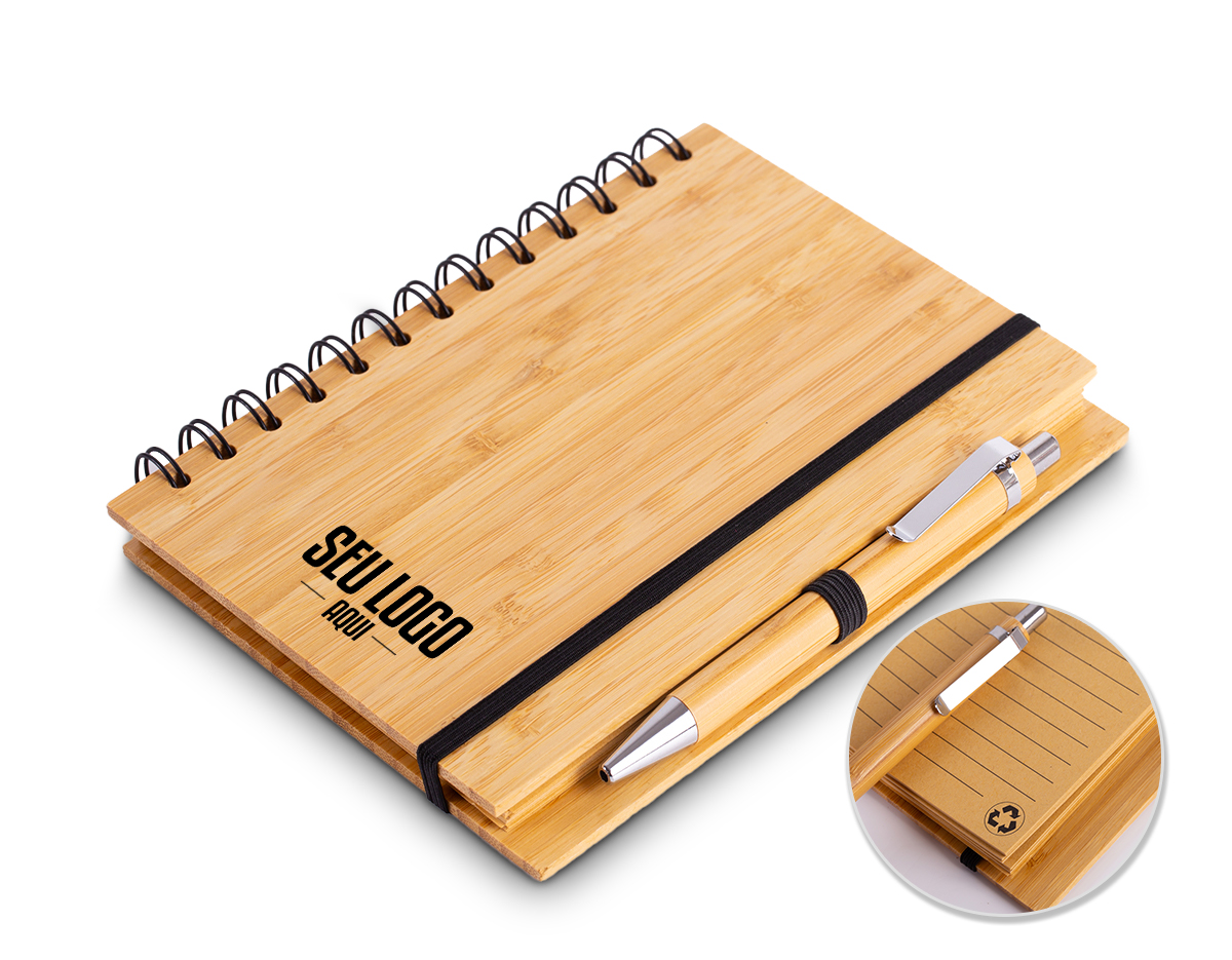 1 Bloco de anotações 18x13,5cm capa de bambu, com elástico, suporte para canetas e miolo com 70 folhas pautadas na cor bege;
1 Caneta de bambu com partes em metal.