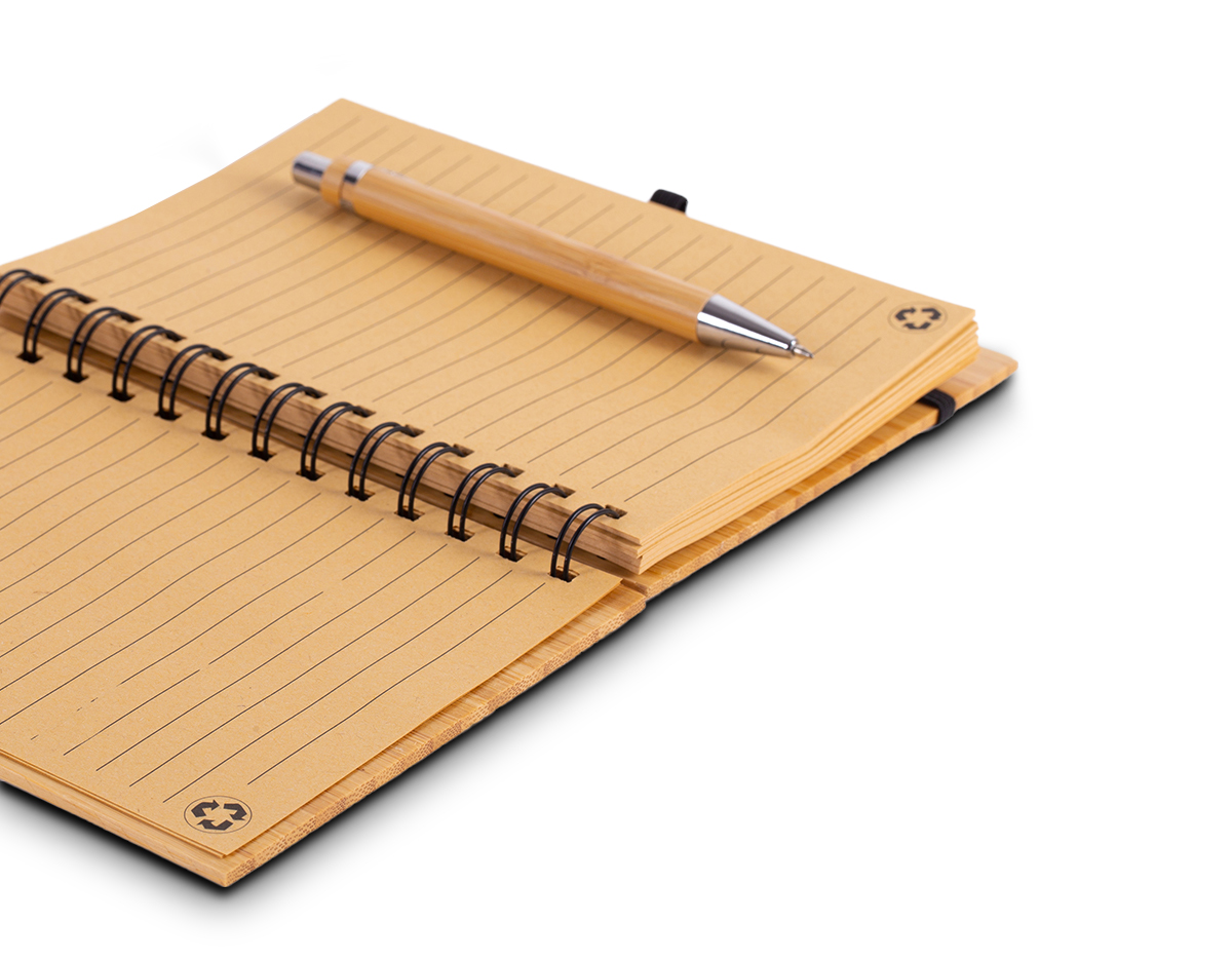 1 Bloco de anotações 18x13,5cm capa de bambu, com elástico, suporte para canetas e miolo com 70 folhas pautadas na cor bege;
1 Caneta de bambu com partes em metal.