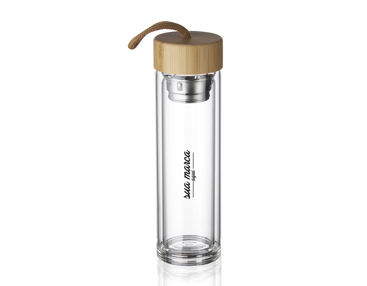 Garrafa de vidro borossilicato com parede dupla e capacidade de até 360 ml com infusor. Tampa rosqueável em bambu com anel de silicone para vedação e alça tipo corda.