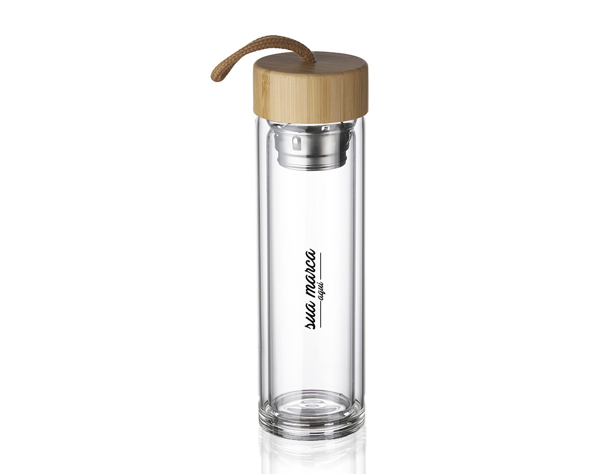 Garrafa de vidro borossilicato com parede dupla e capacidade de até 360 ml com infusor. Tampa rosqueável em bambu com anel de silicone para vedação e alça tipo corda.