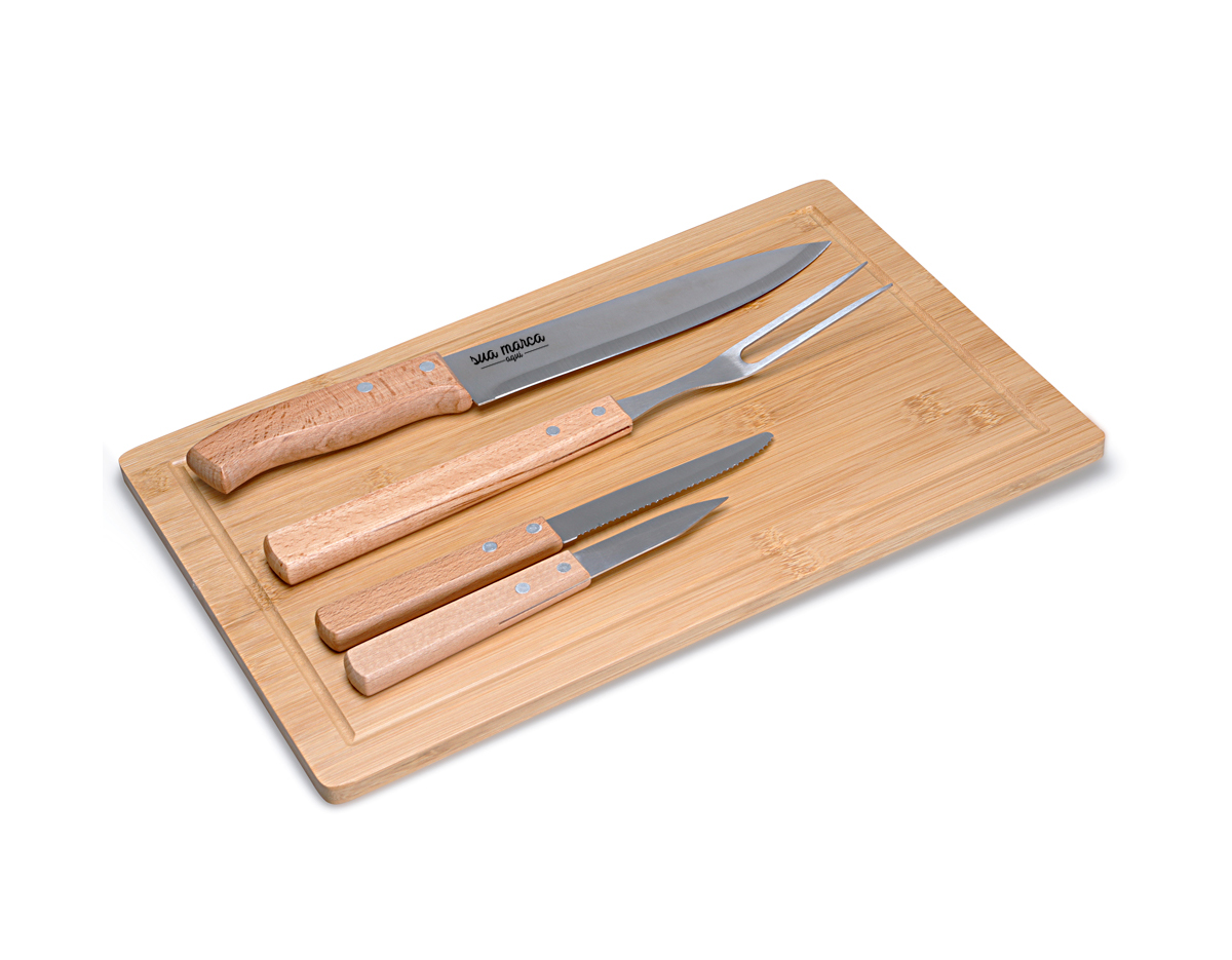Kit churrasco, contendo: 5 peças
Tábua
Garfo trinchante
Faca para carne 
Faca para churrasco
Faca para vegetais
Obs.:Os componentes de madeira e bambu poderão apresentar tonalidades diferente.