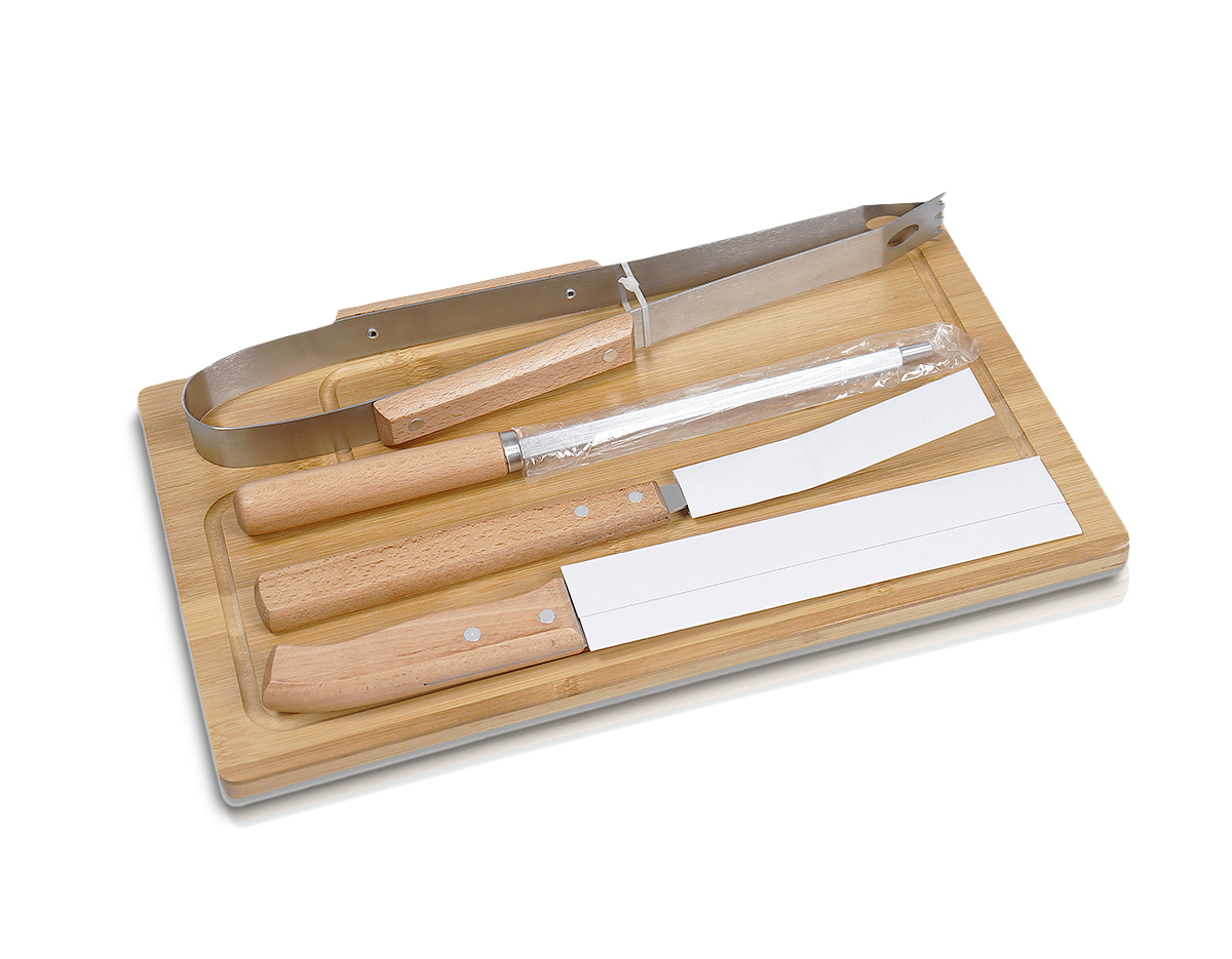 Kit churrasco, contendo:
Tábua
Garfo trinchante
Faca para carne 8
Chaira
Pegador