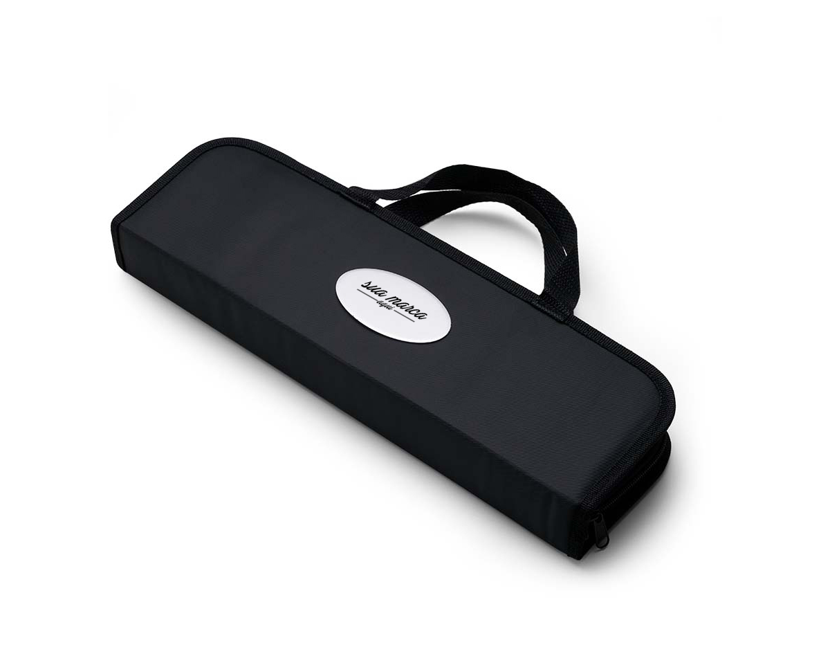 Kit Churrasco 17 Peças em estojo de nylon com alça. Contém: pegador, garfo, espátula, faca, pincel, 4 espetos e 8 garfos pequenos para petiscos. Utensílios de inox com proteções plásticas e parte interna com velcro para fixação das peças, acompanha plaquinha metálica para personalização.