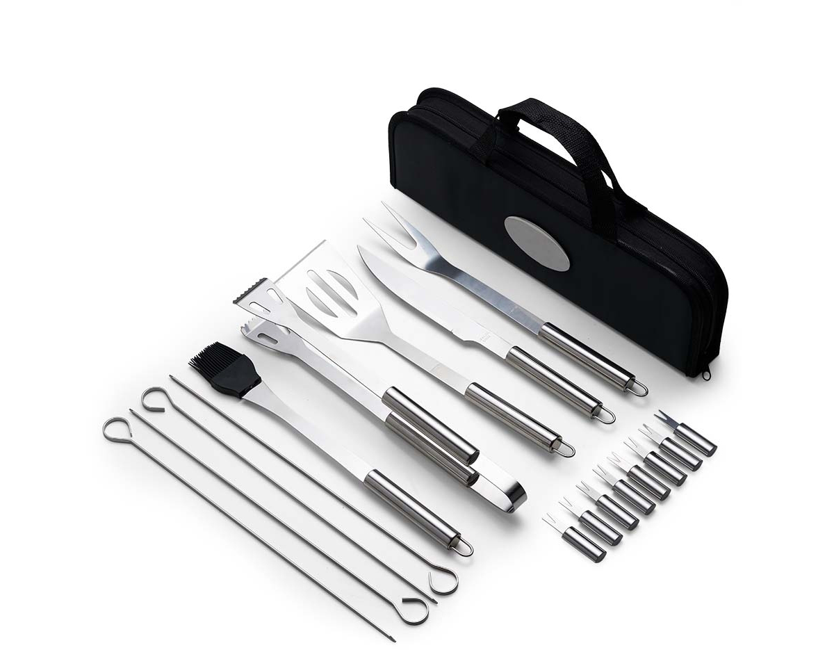 Kit Churrasco 17 Peças em estojo de nylon com alça. Contém: pegador, garfo, espátula, faca, pincel, 4 espetos e 8 garfos pequenos para petiscos. Utensílios de inox com proteções plásticas e parte interna com velcro para fixação das peças, acompanha plaquinha metálica para personalização.
