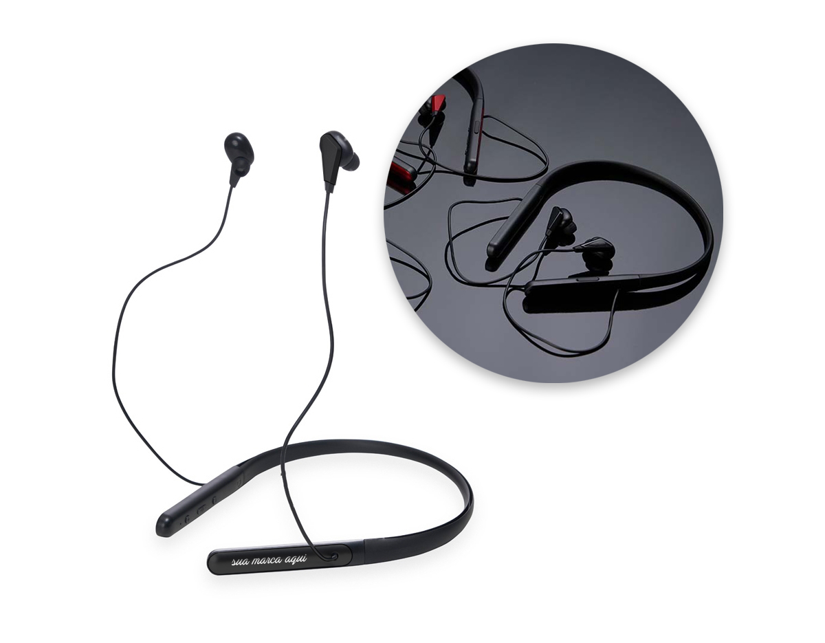 Fone de ouvido bluetooth com haste para pescoço. Possui microfone para atendimento de chamadas telefônicas, botões liga/desliga, + e – na haste, acompanha USB.