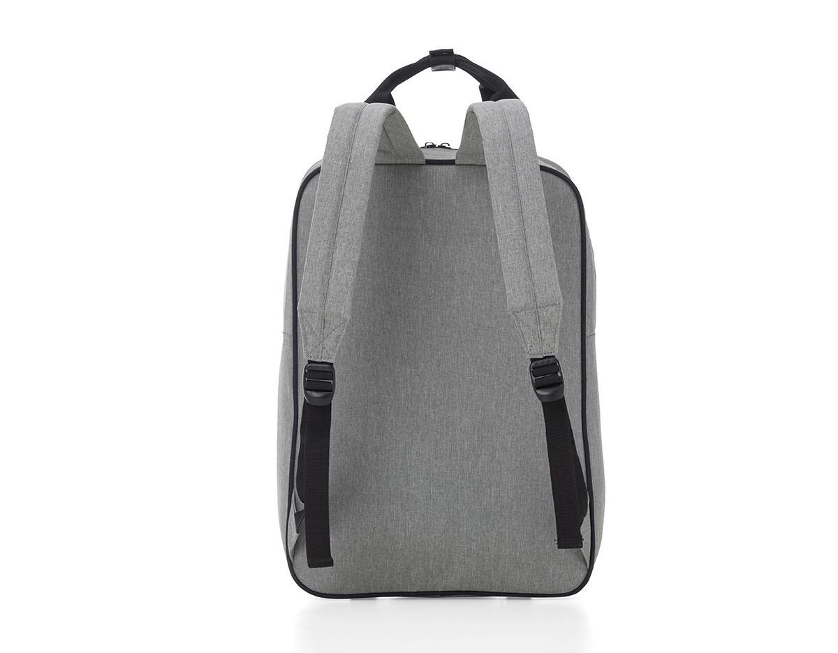 Mochila p/ Notebook em tecido poliéster parte externa
Bolsos frontal com ziper;
Alça de mão e ombro.
Parte interna:
Compartimento para notebook.
Tamanho total do Notebook - 17