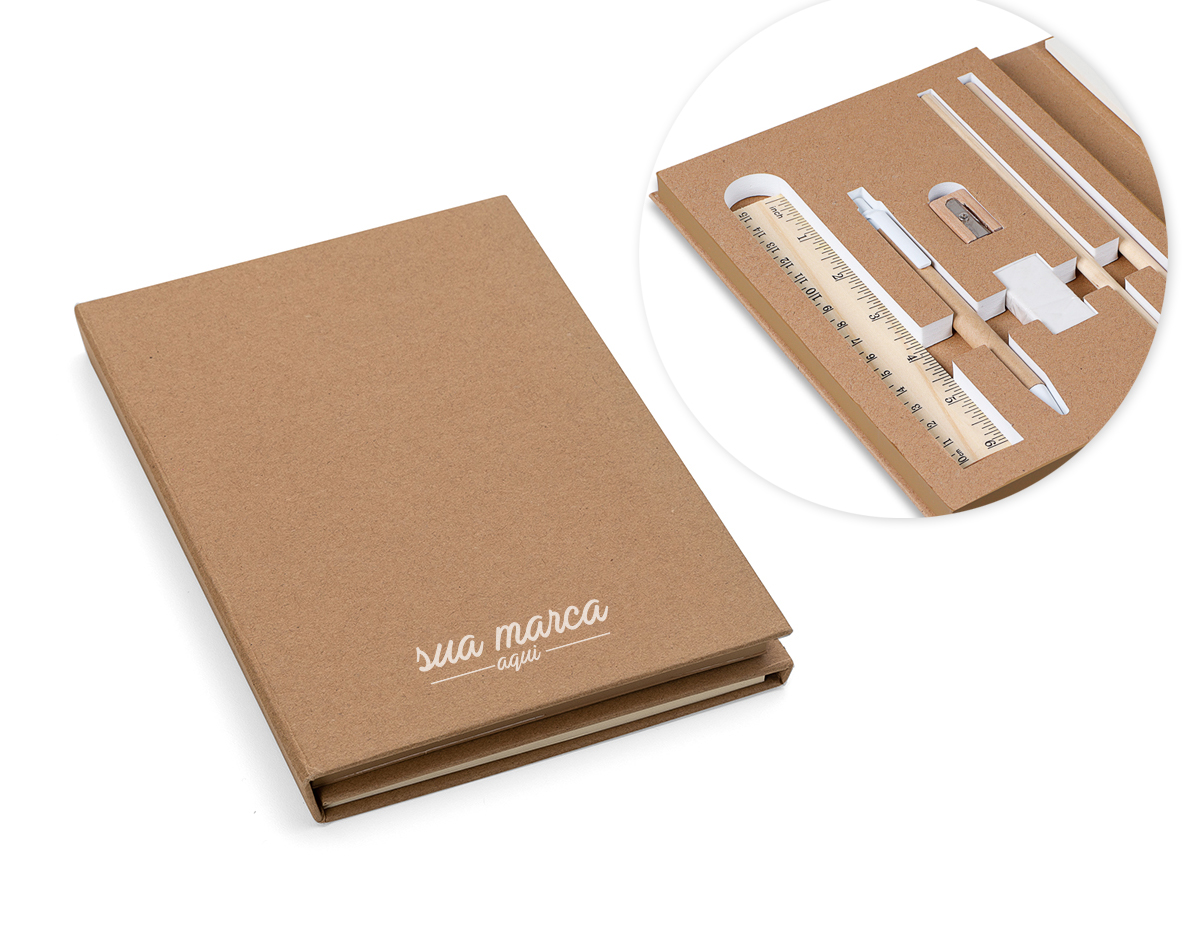 Kit escritório, contendo:
1 Bloco de anotações com 40 folhas pautadas bege;
5 Sticky notes colorido com 25 folhas cada;
1 Bloco de anotações adesivo 7,5cm x 7,5cm amarelo com 25 folhas;
1Porta Cartão;
1 Régua de 15cm de bambu;
1 Apontador para lápis de bambu;
1 Borracha;
1 Caneta de papelão com detalhes em plástico