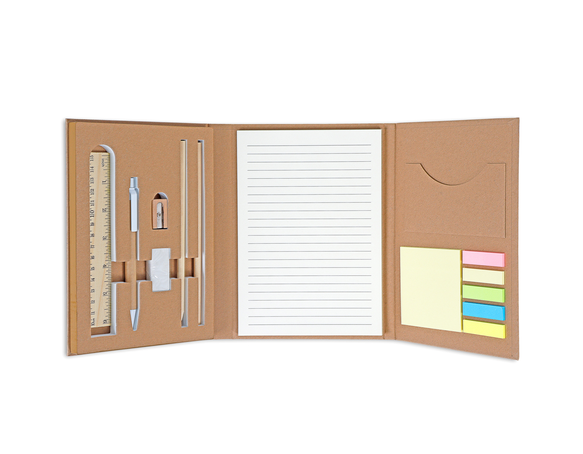 Kit escritório, contendo:
1 Bloco de anotações com 40 folhas pautadas bege;
5 Sticky notes colorido com 25 folhas cada;
1 Bloco de anotações adesivo 7,5cm x 7,5cm amarelo com 25 folhas;
1Porta Cartão;
1 Régua de 15cm de bambu;
1 Apontador para lápis de bambu;
1 Borracha;
1 Caneta de papelão com detalhes em plástico