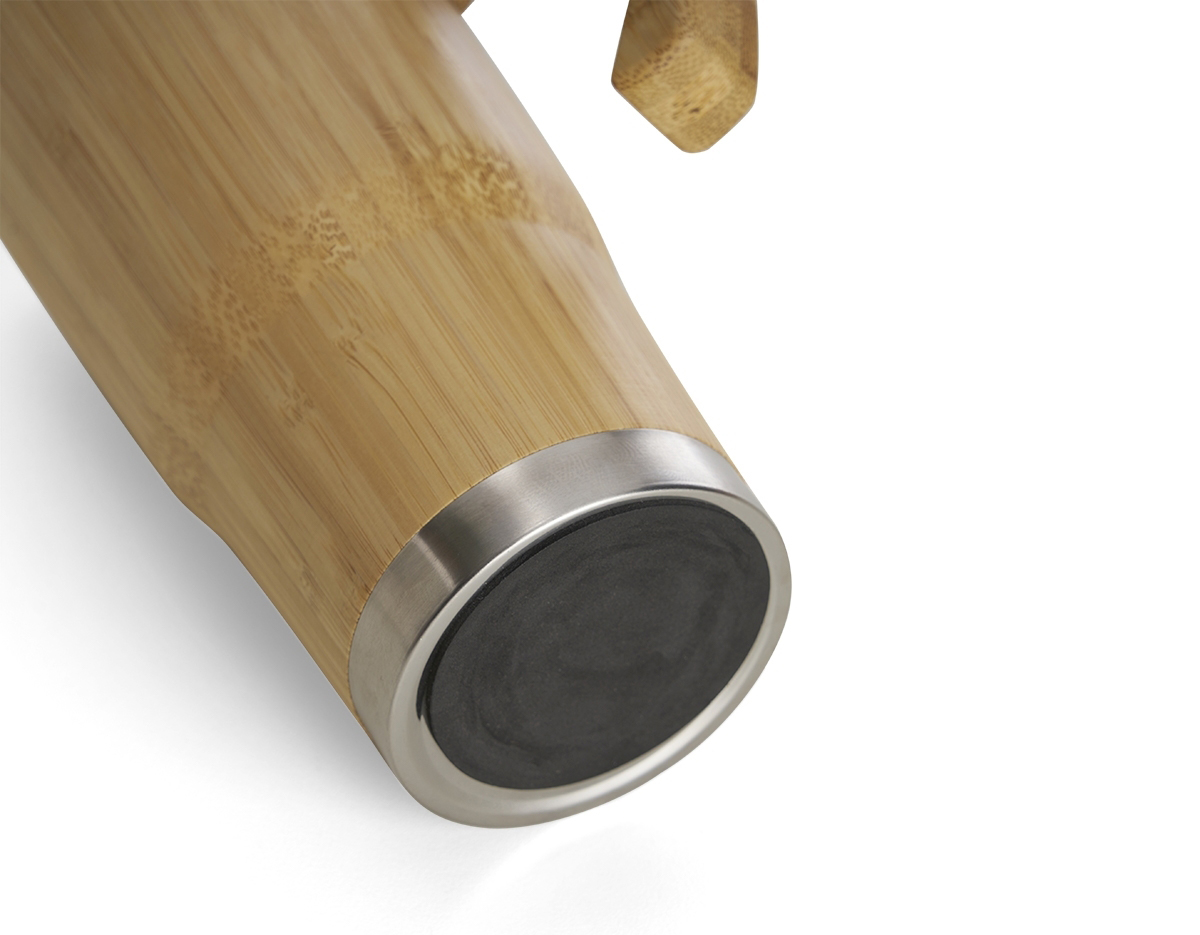 Caneca Bambu de 500ml, pegador de bambu e parte interna em inox. Possui tampa com compartimento que pode ser aberto para beber.