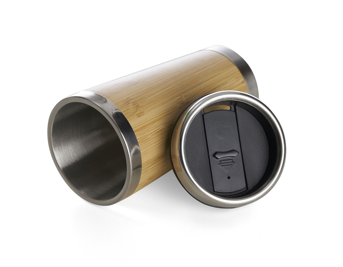 Copo Bambu de 500ml, parte interna em inox. Possui tampa com compartimento que pode ser aberto para beber.