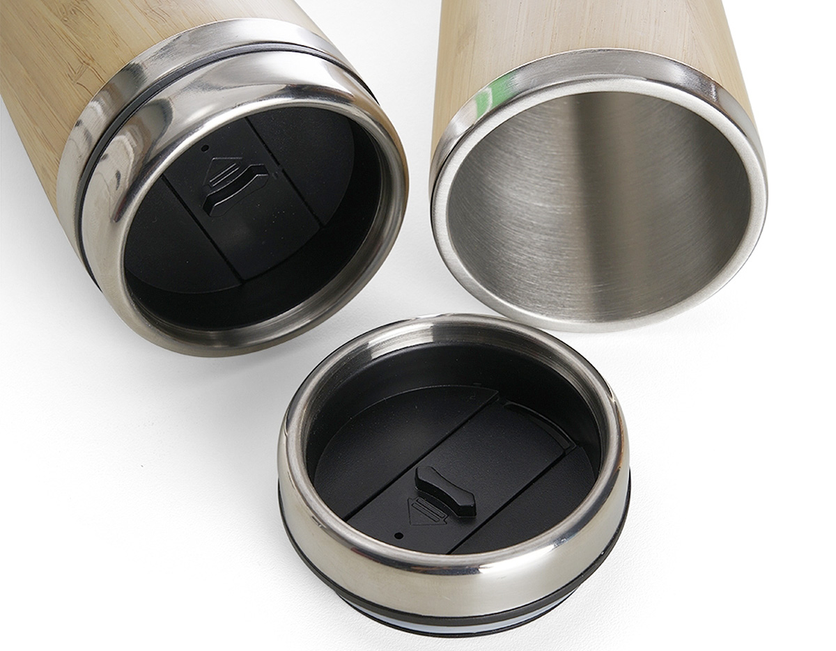 Copo Bambu de 500ml, parte interna em inox. Possui tampa com compartimento que pode ser aberto para beber.