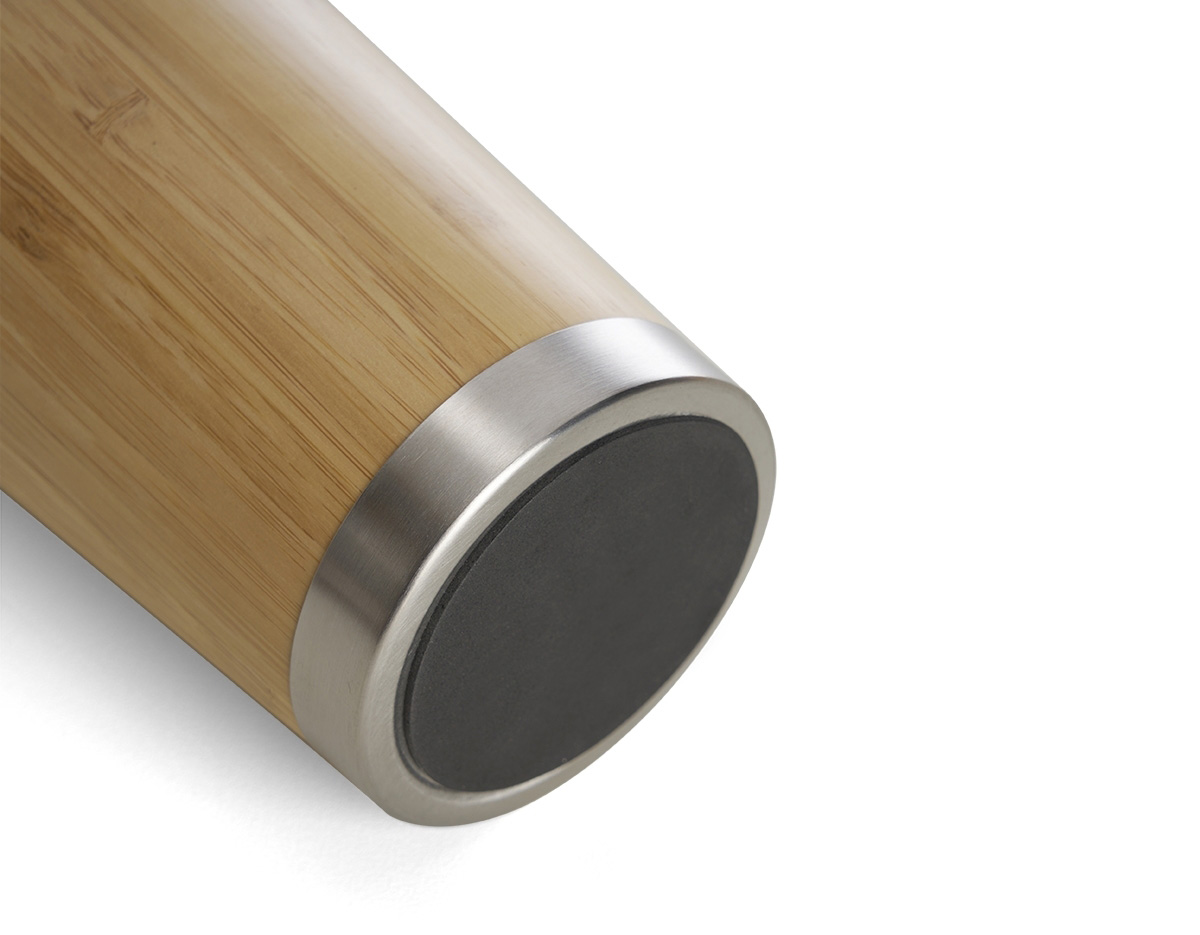Copo Bambu de 500ml, parte interna em inox. Possui tampa com compartimento que pode ser aberto para beber.