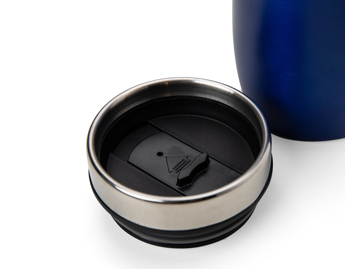Caneca 275 ml parede dupla em Inox, com pegador de plástico, contém tampa com compartimento que ao deslizar, pode ser aberto para beber e base com EVA antiderrapante.