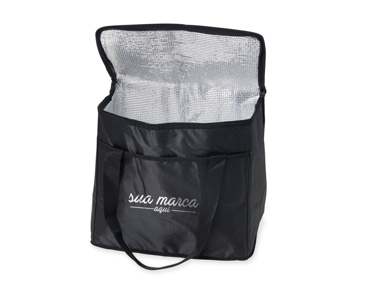 Bolsa térmica confeccionada em poliéster 420D, material resistente e adequado para uso frequente, indicada para quem precisa de amplo espaço e praticidade no transporte. Possui capacidade de 37 litros, permitindo armazenar grandes volumes de alimentos e bebidas com melhor organização. Conta com bolso frontal funcional, que facilita o acesso a itens complementares e otimiza o uso do espaço externo. Seu design robusto e utilitário favorece aplicações prolongadas, tornando-a um brinde corporativo de alto impacto, associado a durabilidade, utilidade real e forte presença no cotidiano do usuário.