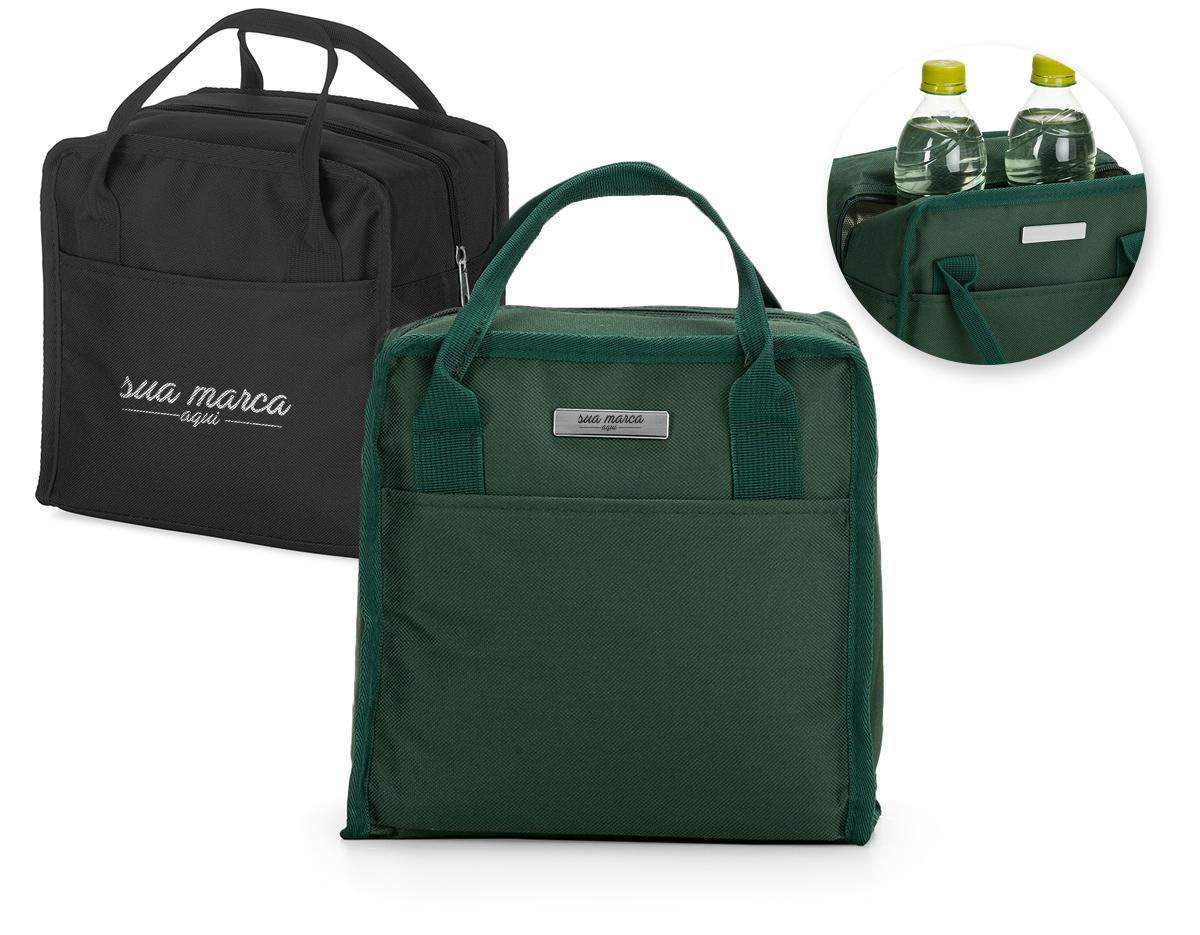 Bolsa térmica em Oxford resistente à água com fechamento em zíper e capacidade para até 7 litros. Possui revestimento interno em manta de alumínio, ideal para conservar a temperatura de alimentos e bebidas por mais tempo. Conta ainda com dois bolsos abertos, frontal e traseiro, além de um par de alças de mão para transporte. Acompanha plaquinha metálica personalizável.