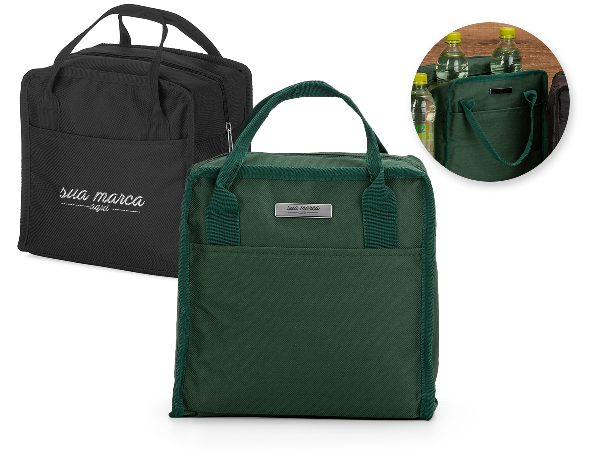 Bolsa térmica em Oxford resistente à água com fechamento em zíper e capacidade para até 7 litros. Possui revestimento interno em manta de alumínio, ideal para conservar a temperatura de alimentos e bebidas por mais tempo. Conta ainda com dois bolsos abertos, frontal e traseiro, além de um par de alças de mão para transporte. Acompanha plaquinha metálica personalizável.