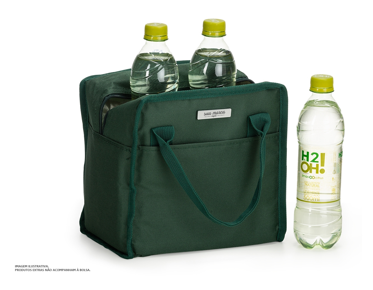 Bolsa térmica em Oxford resistente à água com fechamento em zíper e capacidade para até 7 litros. Possui revestimento interno em manta de alumínio, ideal para conservar a temperatura de alimentos e bebidas por mais tempo. Conta ainda com dois bolsos abertos, frontal e traseiro, além de um par de alças de mão para transporte. Acompanha plaquinha metálica personalizável.