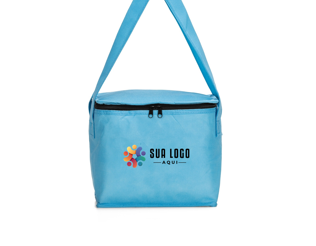 Bolsa térmica confeccionada em TNT impermeável, desenvolvida para oferecer praticidade e leveza no uso diário. Possui capacidade máxima de 10 litros e fechamento em zíper, garantindo melhor vedação e segurança no transporte. O revestimento interno em manta de alumínio auxilia na manutenção da temperatura de alimentos e bebidas por mais tempo. Conta com duas alças costuradas nas laterais, que proporcionam firmeza e conforto ao carregar. Um brinde corporativo funcional, de fácil aceitação e pensado para uso recorrente, associado à utilidade real e boa presença de marca.